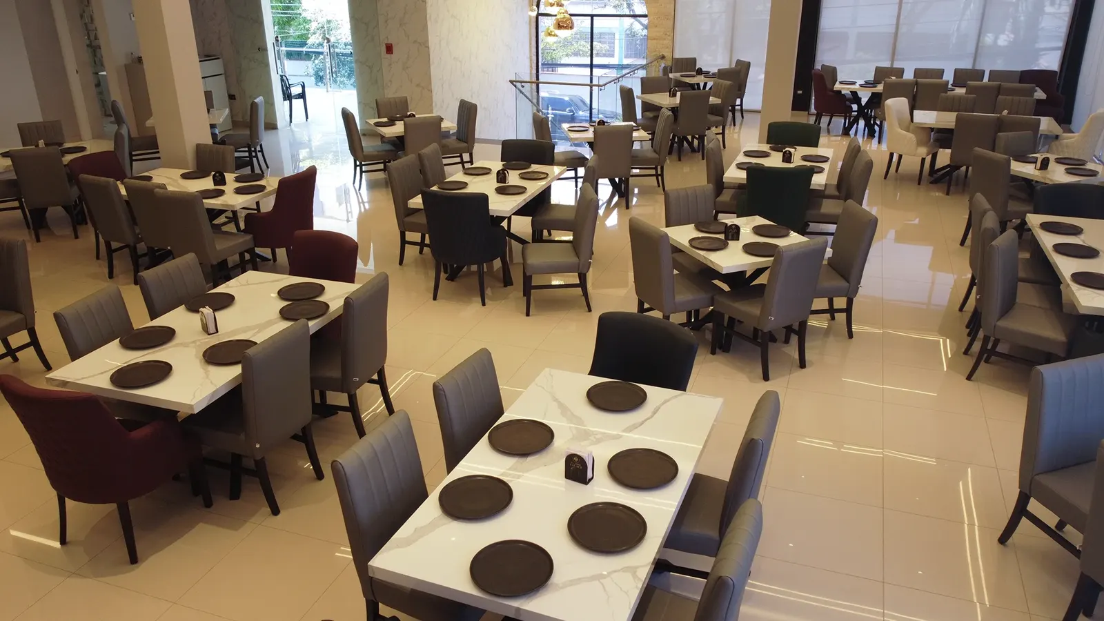 Vista del salón con mesas servidas y piso de porcelanato